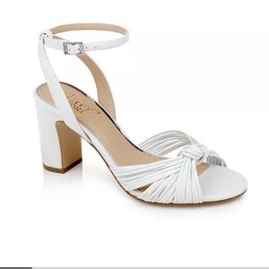 Jewel Badgley Mischka Christen white leather block heel sandals NIB size 9